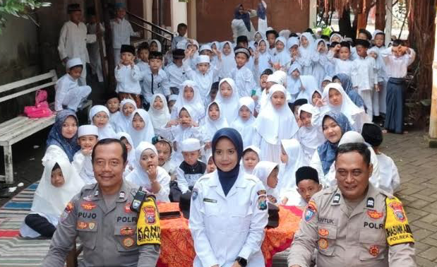 Dua petugas dari Polsek Pagu bersama siswa RA Purwaninda. (Ist)