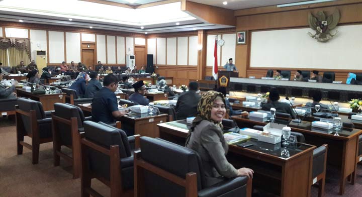 Bupati Sambari memberikan sambutan terhadap rekomendasi pelaksanaan APBD 2018. foto: SYUHUD/ BANGSAONLINE