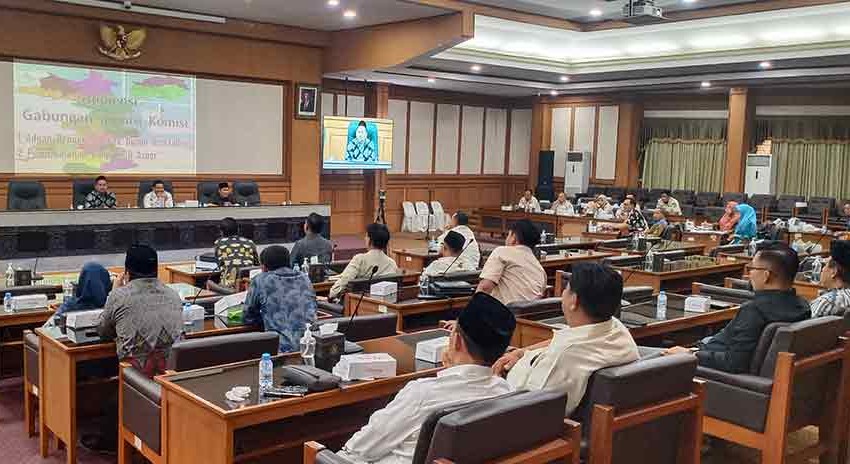 Bupati Fandi Akhmad Yani bersama Ketua DPRD M. Syahrul Munir saat memimpin rapat penanganan Kali Avoor dan pedagang setelah ditertibkan. Foto: Syuhud/Bangsaonline.