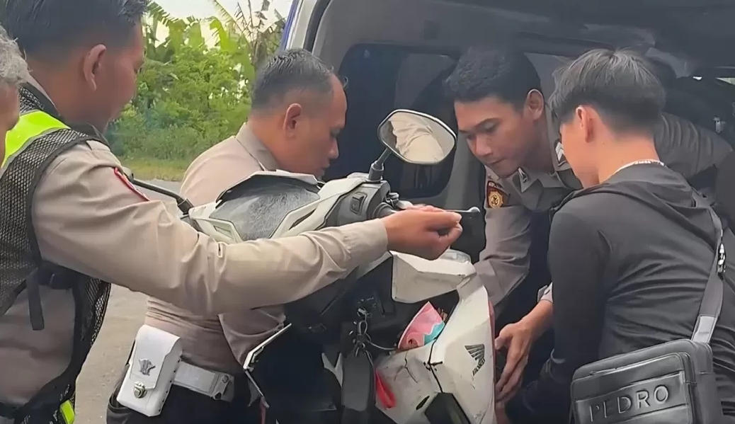 Motor pemudik yang mengalami overheat saat dinaikkan ke mobil BLING Satlantas Polres Lamongan
