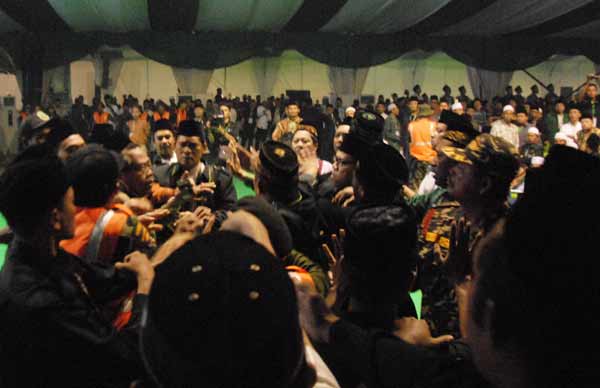 Ricuh yang terjadi ketika sidang pleno I membahas AHWA, Minggu (4/8). (foto: rony suhartomo/BANGSAONLINE)