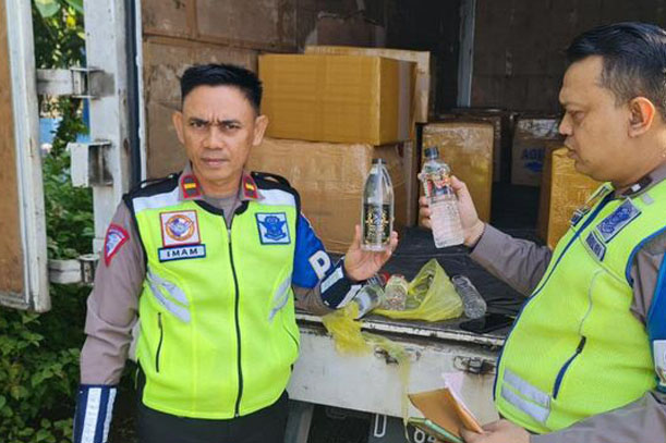 PJR Polda Jatim Gagalkan Penyelundupan 67 Dus Arak Bali