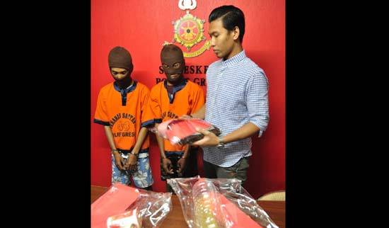 Tersangka dan barang bukti saat pemeriksaan di Mapolres Gresik. (foto: shopi