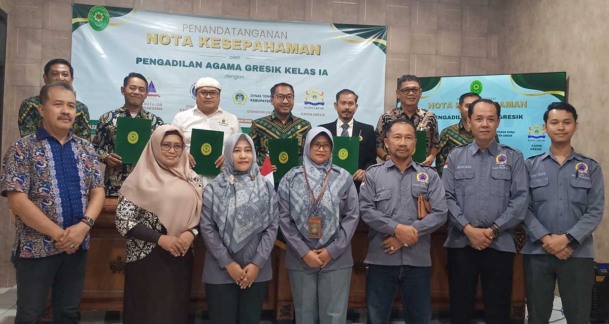 Ketua PA Gresik, Direktur YLBH FT, Kadiskominfo, Kadisnaker, dan perwakilan dari Kadin usai menandatangani MoU. Foto: Ist