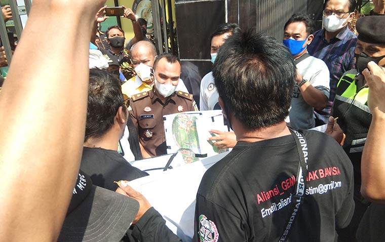 Massa LSM ditemui Kasi Intel Kejari Pasuruan, Jemmy Sandra, S.H.