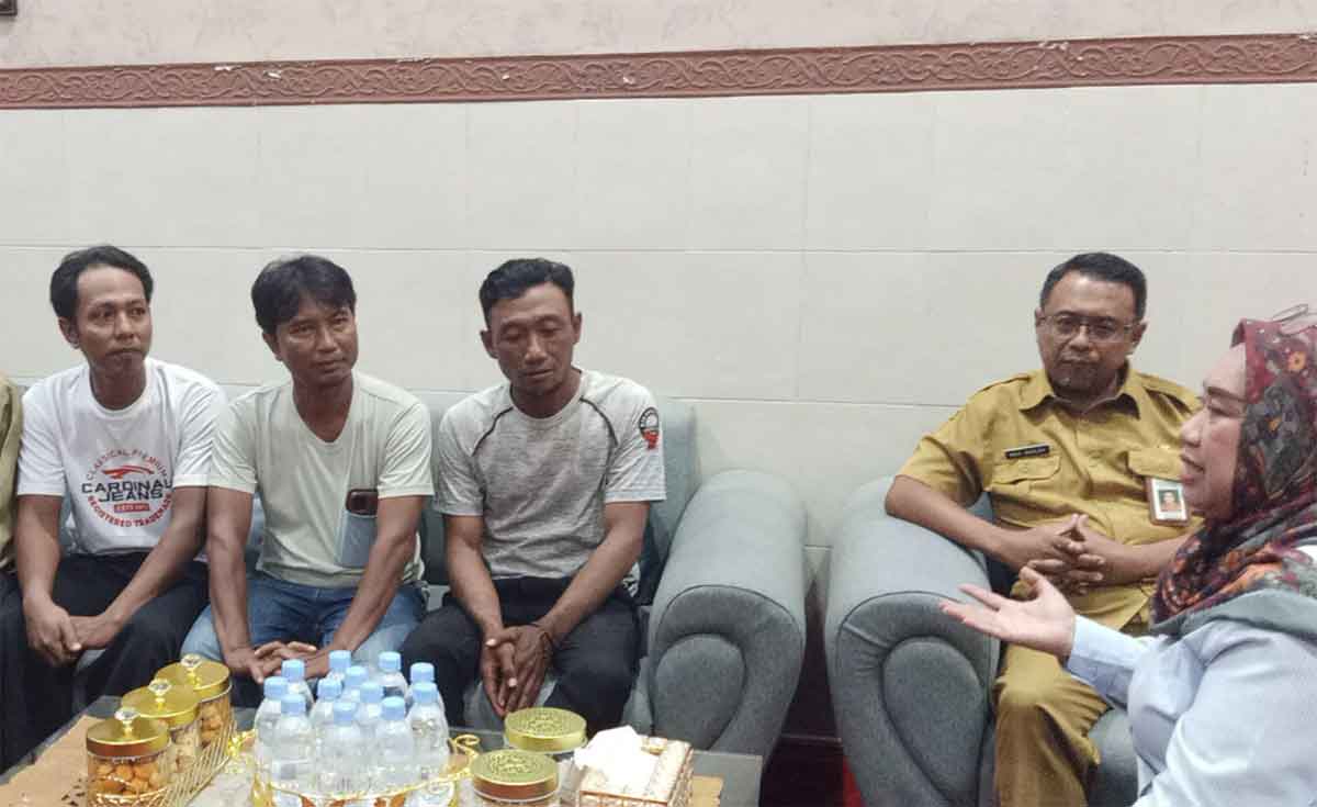 Wakil Ketua DPRD Kota Probolinggo, Santi Wilujeng Prastyani, saat menerima aduan dari 5 petugas Linmas Kelurahan Jrebeng Lor.