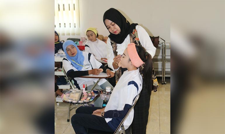 Pelatihan rias manten yang digelar UPT LKD.