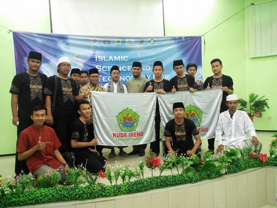 Abdul Wahab Rajabi, siswa/santri SMA A. Wahid Hasyim Tebuireng saat meraih juara ke 2 se-Jawa dalam ajang lomba pidato Bahasa Indonesia dalam rangka Islamic Science and Tecnology yang diadakan Kampus C UNAIR (Universitas Airlangga) Surabaya. foto: dokumen kudaireng