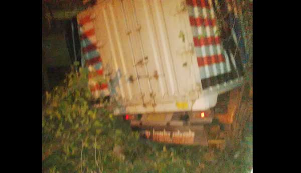 Kondisi truk box usai menabrak motor dan salah satu rumah warga. (foto: haris/BANGSAONLINE)