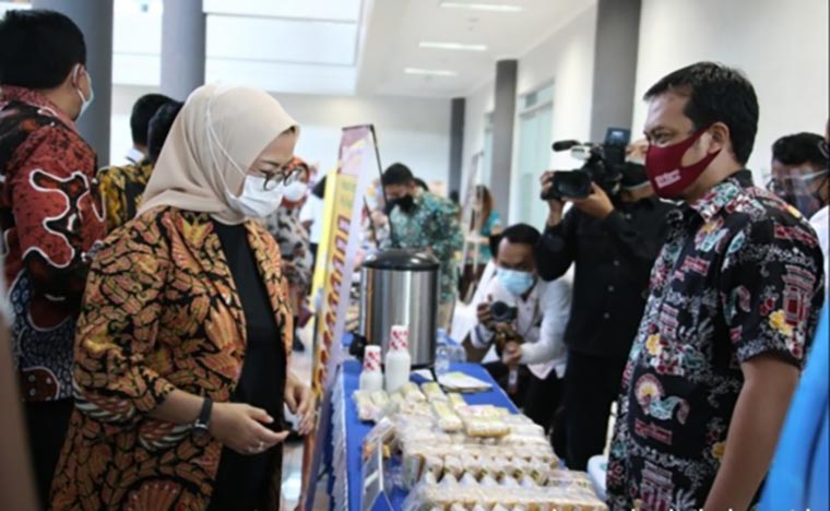 Kepala BPOM Republik Indonesia, Dr. Penny K Lukito, M.C.P. saat mengecek kesiapan petugas BPOM. (foto: kominfo)