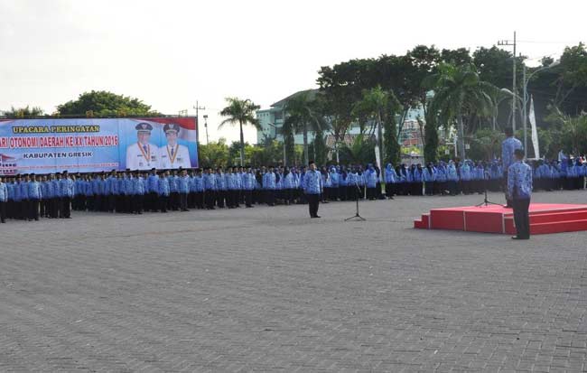 Bupati Sambari saat upacara peringatan hari otonom. foto: syuhud/ BANGSAONLINE