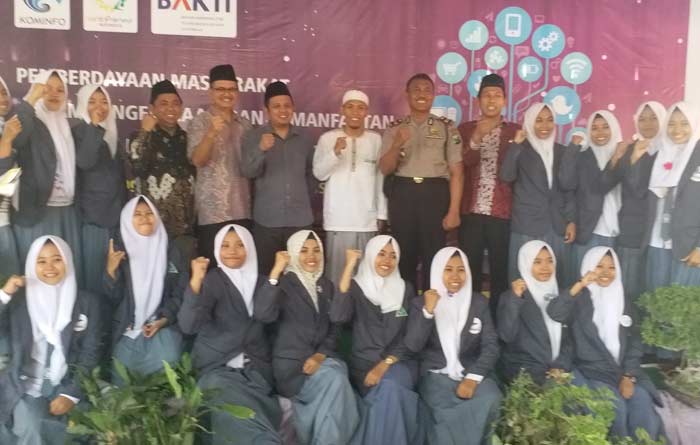KRT Noor Wahyudi Hadinagoro KH. Ahmad Sugeng Utomo, Drs. Gun Gun Siwadi, bersama Pengasuh PP, Polsek, dan Ustad PP. foto: FAUZI/ BANGSAONLINE