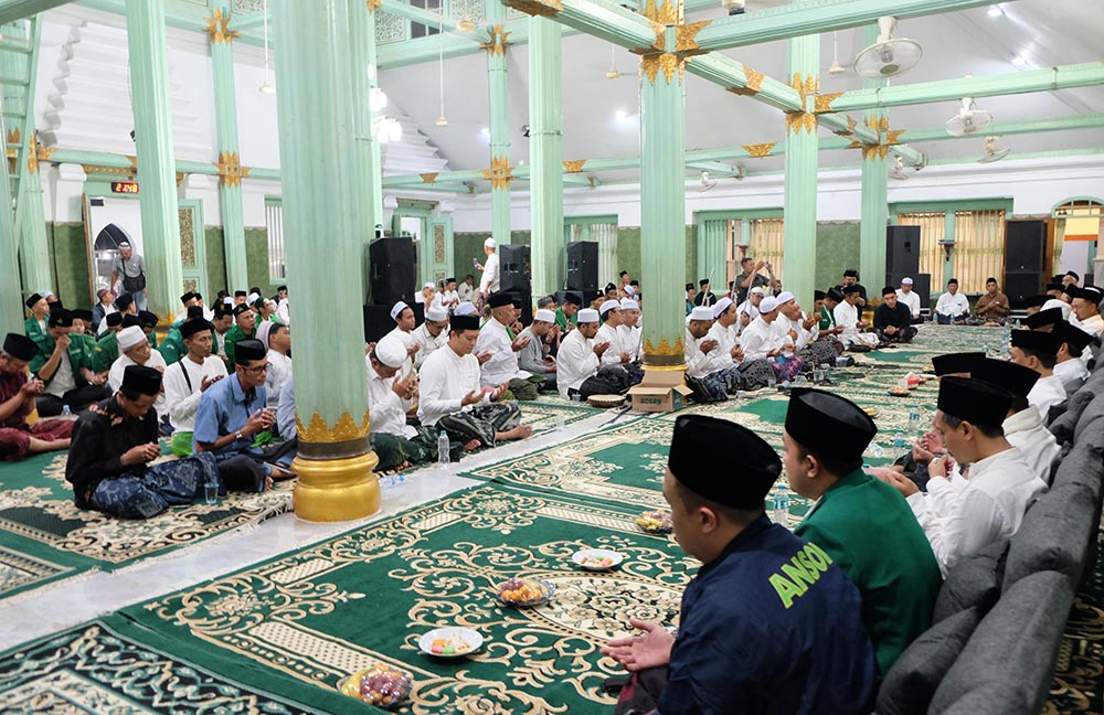 Masyarakat memadati Masjid Ainul Yaqin untuk iktikaf dan bermunajat di malam selawe bulan suci Ramadhan 1447 H. Foto: Ist.