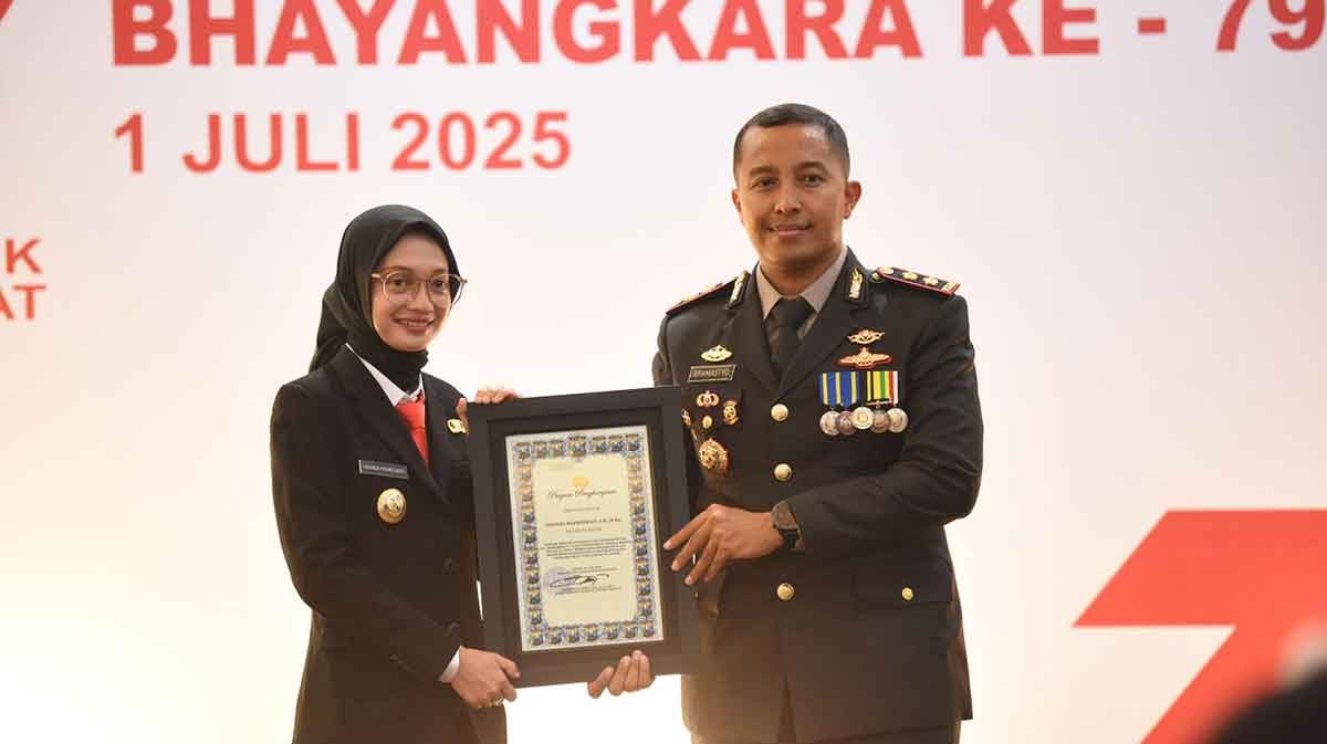 Wali Kota Kediri saat menerima penghargaan dari Kapolres Kediri Kota. Foto: Ist