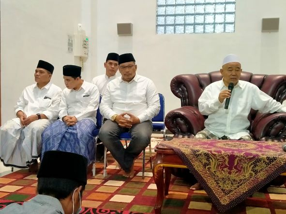 Pulang Umroh, Kiai Asep Langsung Bagi Sedekah pada 2.500 Warga Mojokerto