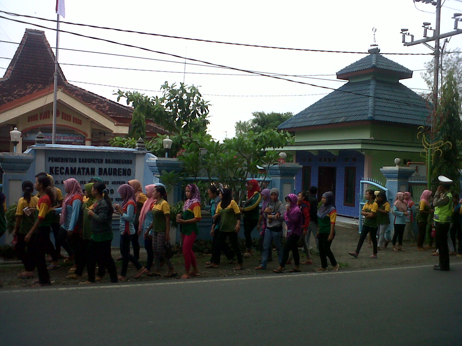 Puluhan Perwakilan Buruh saat di kantor Kecamatan Baureno. foto: Eky Nur Hadi