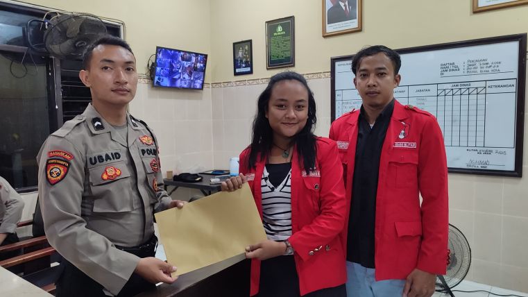 GMNI Blitar saat membuat laporan ke Polres Blitar Kota terkait viralnya video klip Iclik Cinta
