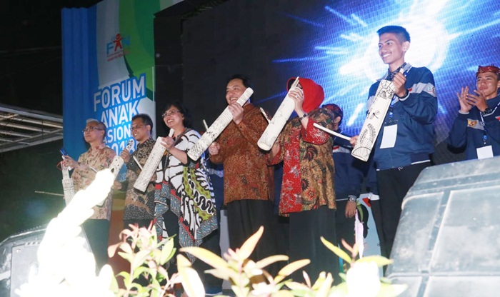 Penjabat (Pj) Sekretaris Daerah Provinsi (Sekdaprov) Jatim saat mendampingi Deputi Bidang Tumbuh Kembang Anak Kementerian PPPA membuka Forum Anak Nasional (FAN) di Hotel Singgasana Surabaya, Kamis (19/7) malam.