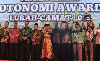 HM Anton, Wali Kota Malang didampingi Wawali H.Sutiaji, saat foto bareng bersama Forpimda dan para pemenang Otonomi Award Lurah-Camat 2015. (Iwan/BANGSAONLINE)