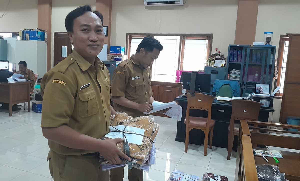 Seragam yang dibagikan untuk siswa prasejahtera di Kota Malang.