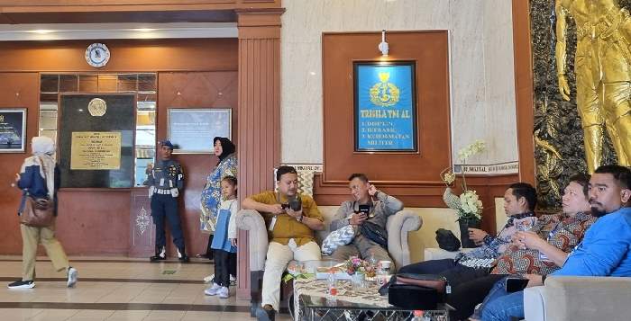 Para pendamping dan pengawas dari KPU dan Bawaslu Kabupaten Kota Jawa Timur, saat menunggu pemeriksaan bakal paslon oleh tim dokter RSAL dr. Ramelan, Sabtu (31/8/2024).