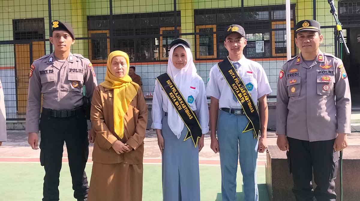 Kapolsek Junrejo, Iptu Fredi Yopi Prawito, bersama Duta Pelajar Kamtibmas dari SMAN 2 Batu.