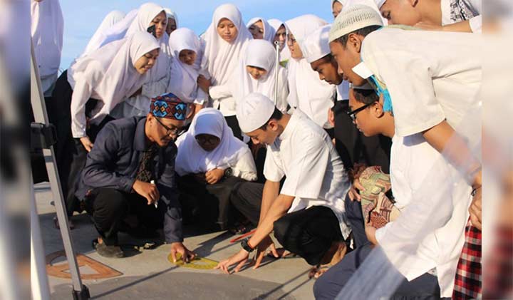 BELAJAR: Siswa SMAMITA saat mendapatkan materi tentang penentuan arah kiblat, Senin (27/5). foto: ist