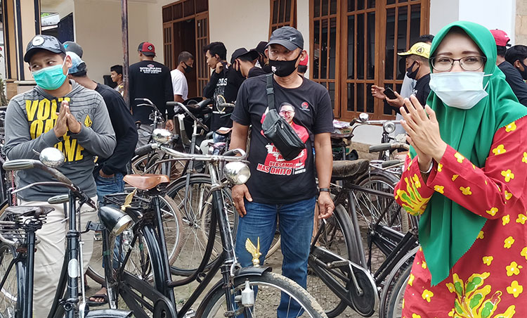 Calon Wakil Bupati Kediri Dewi Mariya Ulfa saat menyapa para pencinta sepeda onthel di Desa Purwodadi, Kecamatan Kras. (foto: MUJI HARJITA/ BANGSAONLINE)