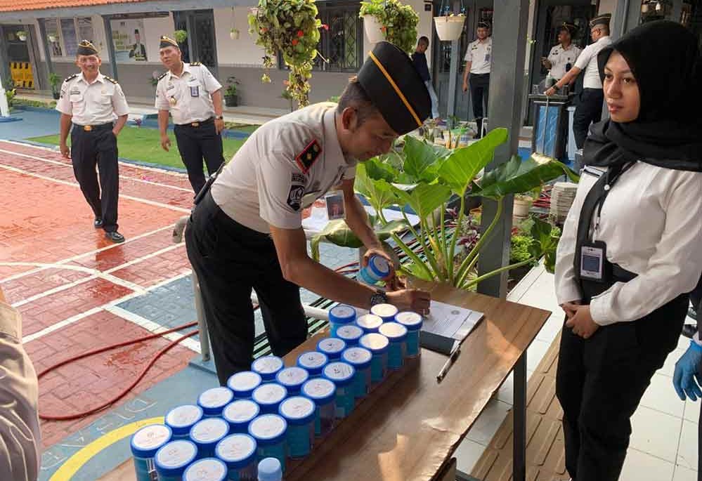 Pelaksanaan tes urine di lingkungan Lapas Tuban. (Ist)