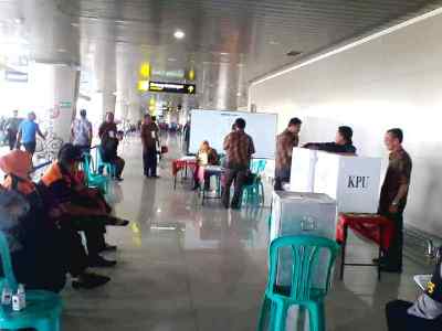 Pelaksanaan coblos ulang di dua TPS di Juanda sepi peminat. Tampak hanya satu orang warga yang menggunakan hak pilihanya. foto:nanang ichwan/BANGSAONLINE