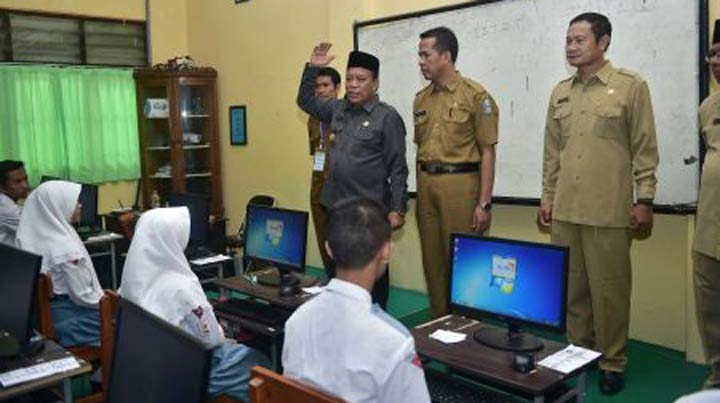 Bupati Fadeli didampingi Sekda Yuhronur Efendi saat sidak UNBK di SMAN 1 Lamongan.
