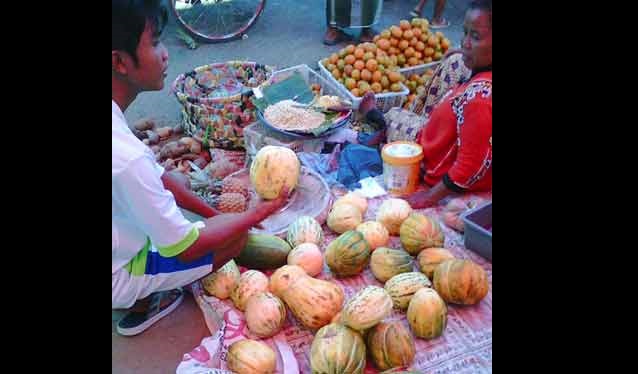 enjual buah kraeng yang laris manis pada saat bulan Ramadan seperti sekarang ini. (foto: bahri/BANGSAONLINE)