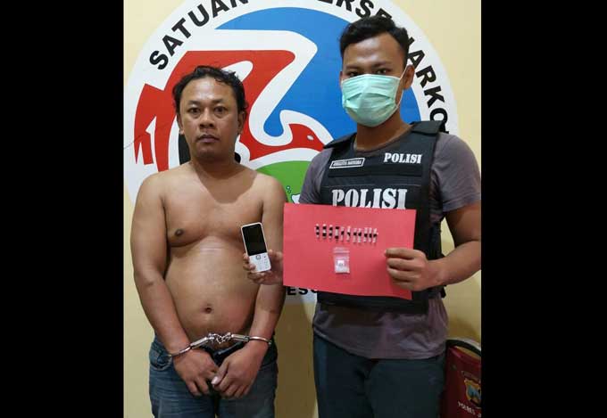 Petugas pamerkan tangkapannya, tersangka narkoba yang sempat masuk DPO Polres Jombang. foto: ROMZA/ BANGSAONLINE