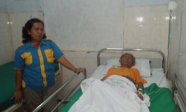 Mbah menik saat dirawat di RSUD, saat ini kondisinya mulai membaik. foto: soewandito/ BANGSAONLINE
