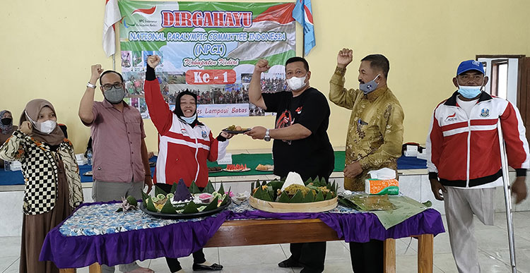 Ketua DPRD Kabupaten Kediri, Dodi Purwanto, saat menerima potongan nasi tumpeng dari Ketua NPCI Kabupaten Kediri, Lilik Kumaidah. Foto: MUJI HARJITA/ BANGSAONLINE