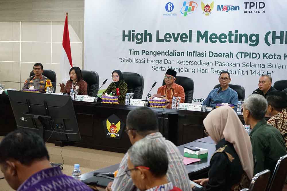 Wali Kota Kediri Vinanda Prameswati saat memimpin High Level Meeting Tim Pengendali Inflasi Daerah (TPID) Kota Kediri. (Ist)