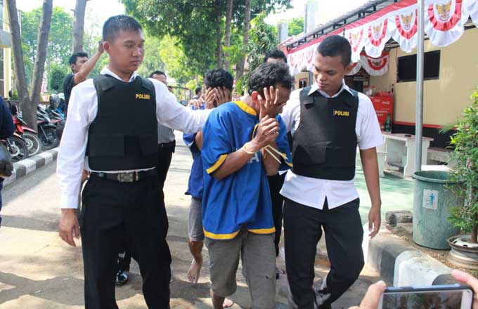 Pelaku saat dikeler ke Mapolres Pasuruan.