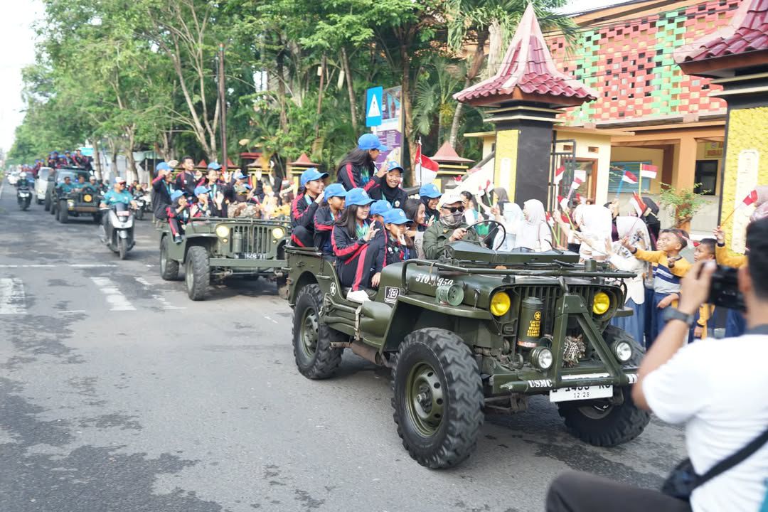 Para atlet dan pelatih Kontingen Bangkalan untuk ajang Popda XIV Jatim diarak keliling Kota Bangkalan.