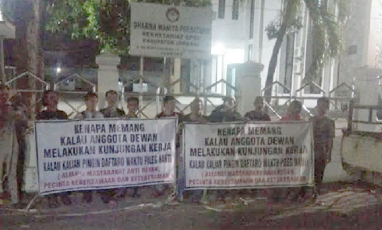 Viral Foto Aksi Warga Bela DPRD Jombang Terkait Kunker