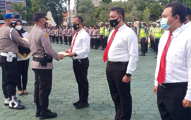 Pemberian penghargaan dilakukan Kapolresta Banyuwangi Kombes Pol. Arman Asmara Syarifuddin, S.I.K., seusai apel upacara di halaman Mapolresta Banyuwangi, Senin (19/4/2021). (foto: ist)