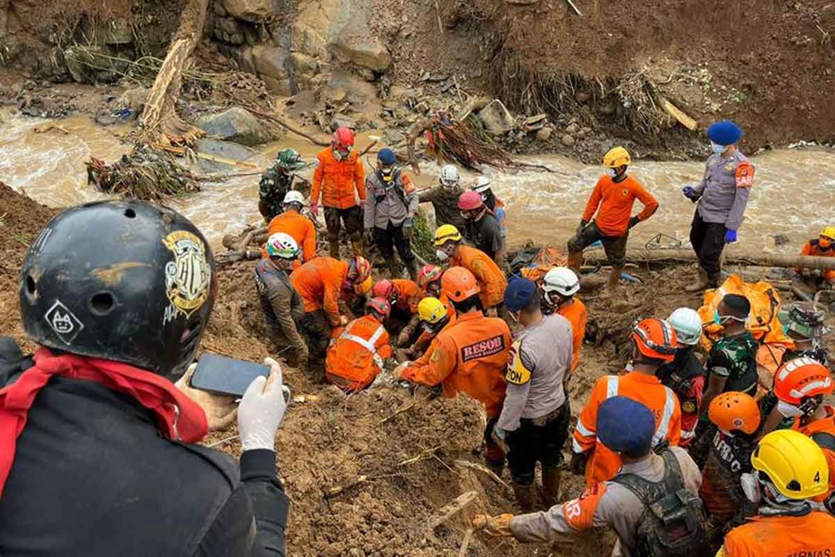 Tim gabungan melakukan evakuasi jenazah korban gempa di Cianjur, Jawa Barat, Jumat (25/11/2022).Foto:Divisi Humas Polri.