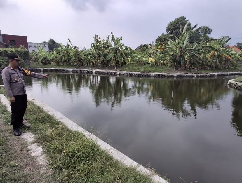 Polisi saat menunjuk lokasi tenggelamnya korban