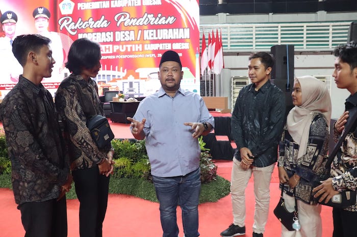Bupati Gresik, Fandi Akhmad Yani saat berbincang dengan stake holder untuk pendirian Koperasi Merah Putih. Foto: Ist.