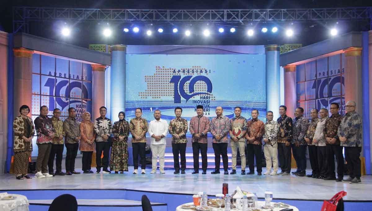Bupati Gresik, Fandi Akhmad Yani (sembilan dari kiri), bersama Wagub Jatim den kepala daerah lain penerima penghargaan. Foto: Ist