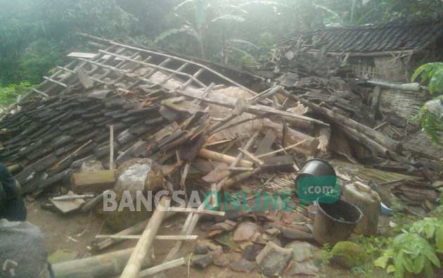 Kondisi rumah milik Surip dan Wakiran yang roboh tertimpa angin kencang. foto: INTAN/ BANGSAONLINE