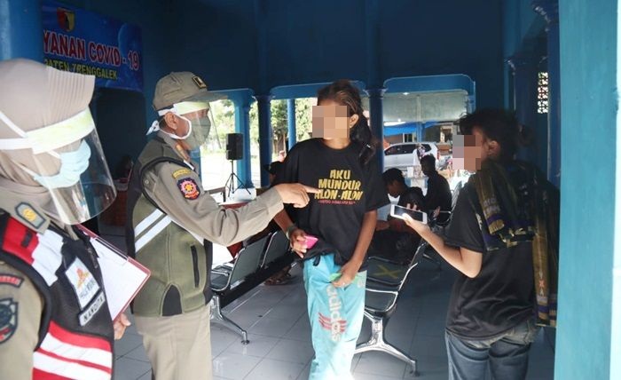 5 anjal yang sedang ditertibkan oleh petugas gabungan di check point covid-19 Terminal Durenan. foto: HERMAN/BANGSAONLINE