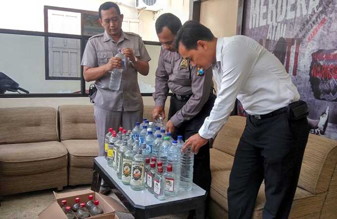 Ratusan botol miras opolsan yang disita Polres Blitar Kota.