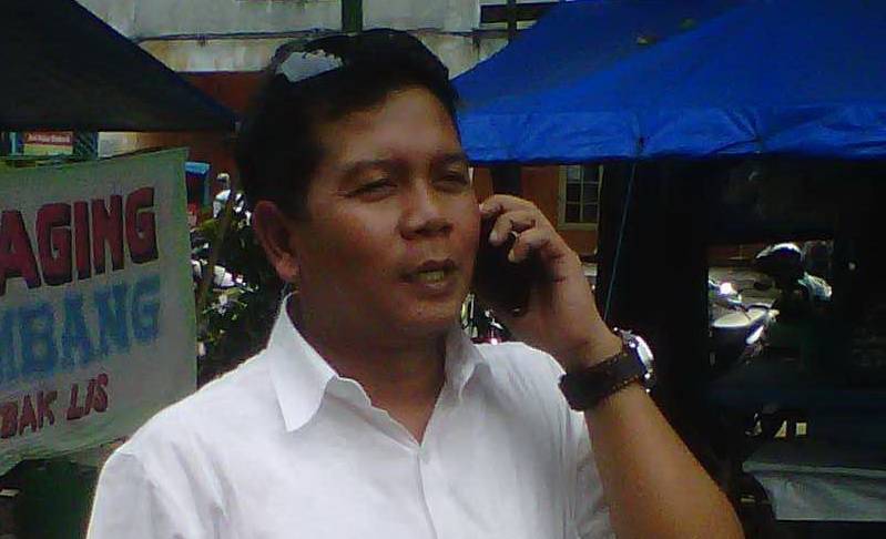 TERJUN LANGSUNG - Ketua Bawaslu Jatim dr Sufyanto Msi kala ikut memantau kampanye akbar yang digelar partai Hanura, di GOR Delta Sidoarjo, Minggu (16/3/2014). foto : mustain/BANGSAONLINE