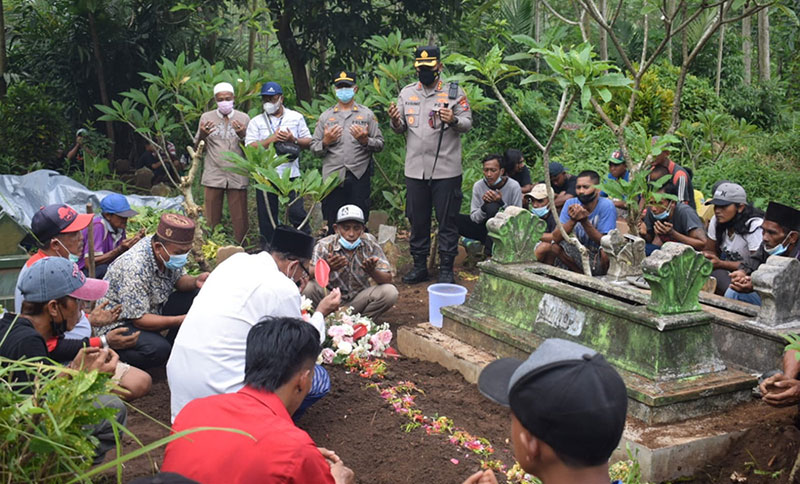 Kapolresta Sidoarjo, Kombes Pol Kusumo Wahyu Bintoro, saat ikut mendoakan TKI korban tenggelam di perairan Malaysia.