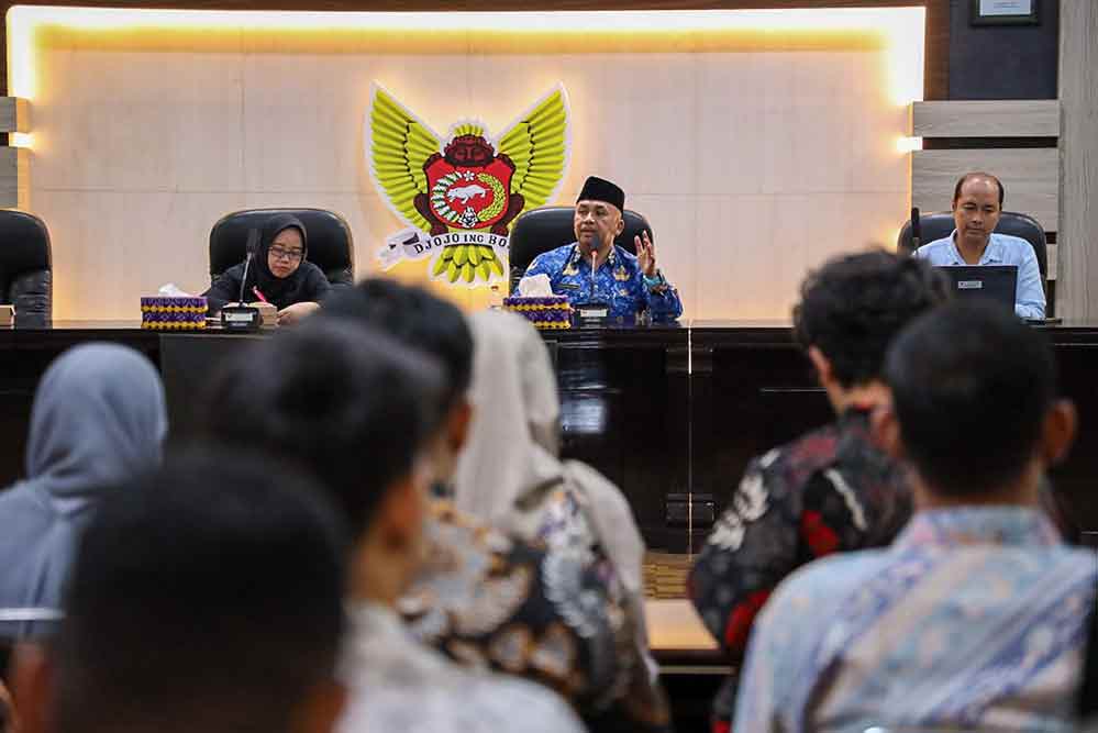 Kepala DP3AP2KB dr Muh. Fajri Mubasysyir saat memberi arahan. (Ist)